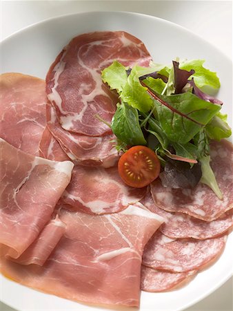 simsearch:659-01865111,k - Garnir de divers types de jambon italien avec salade Photographie de stock - Premium Libres de Droits, Code: 659-01850082