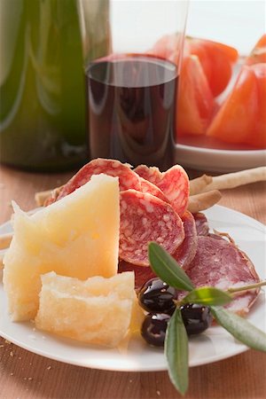 simsearch:659-01843465,k - Salami, fromage, olives & grissini sur plaque, tomates, vin Photographie de stock - Premium Libres de Droits, Code: 659-01850100