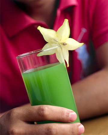 star fruit - Young man holding kiwi fruit juice with starfruit garnish Stock Photo - Premium Royalty-Free, Code: 659-01850121