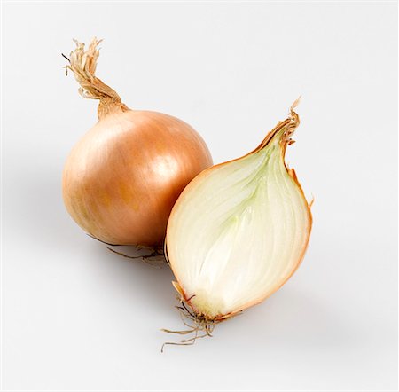 Whole onion and half an onion Stock Photo - Premium Royalty-Free, Code: 659-01850123