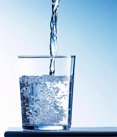 Versez l'eau dans un verre Photographie de stock - Premium Libres de Droits, Code: 659-01850135