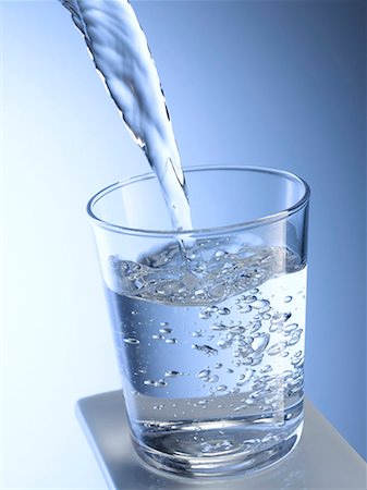 pouring water into glass - Pouring water into a glass Foto de stock - Sin royalties Premium, Código: 659-01850136