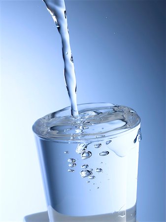 simsearch:659-01848940,k - Pouring water into a glass Foto de stock - Sin royalties Premium, Código: 659-01850146