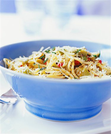 simsearch:659-01845698,k - Spaghetti mit Chili, Oliven und Parmesan Stockbilder - Premium RF Lizenzfrei, Bildnummer: 659-01850249