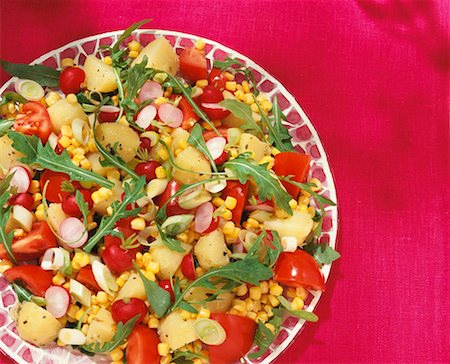 Mixed salad: potato, rocket, tomatoes, radishes & sweetcorn Foto de stock - Sin royalties Premium, Código: 659-01850299