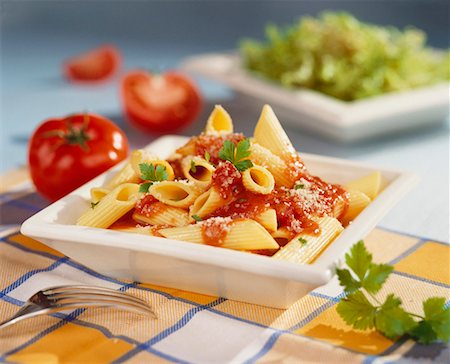 simsearch:659-03536273,k - Penne avec sauce tomate Photographie de stock - Premium Libres de Droits, Code: 659-01850326