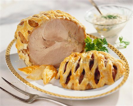 simsearch:659-01847015,k - Roast ham in a pastry lattice Fotografie stock - Premium Royalty-Free, Codice: 659-01850337