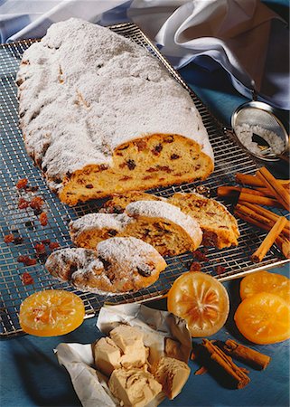simsearch:659-01850644,k - Christmas stollen with candied oranges Stock Photo - Premium Royalty-Free, Code: 659-01850360