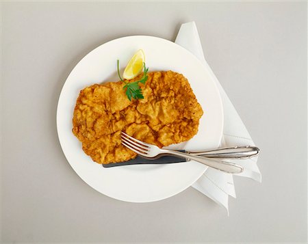 simsearch:659-01844551,k - Wiener schnitzel (escalope de veau panée) avec des couverts Photographie de stock - Premium Libres de Droits, Code: 659-01850416