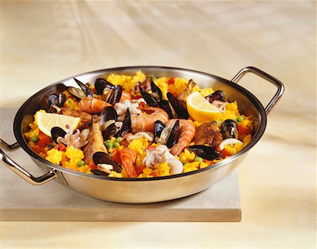 paella - Paella in pan Fotografie stock - Premium Royalty-Free, Codice: 659-01850446