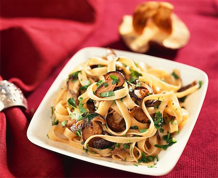 simsearch:659-01861293,k - Ribbon pasta with mushrooms and parsley Foto de stock - Royalty Free Premium, Número: 659-01850488