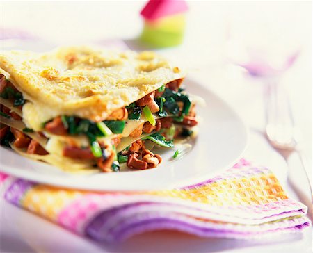 Lasagne with chanterelles and spinach Foto de stock - Sin royalties Premium, Código: 659-01850489