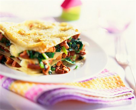 simsearch:659-08419829,k - Lasagne with chanterelles and spinach Foto de stock - Sin royalties Premium, Código: 659-01850489