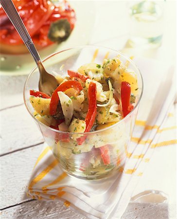 salade de pomme de terre - Salade de pommes de terre aux poivrons, cornichons et vinaigrette aux herbes Photographie de stock - Premium Libres de Droits, Code: 659-01850490