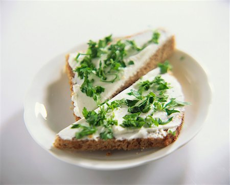 queso crema - Soft cheese and parsley on wholemeal bread Foto de stock - Sin royalties Premium, Código: 659-01850491