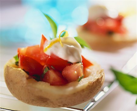 patata al horno - Potato with tomato and pepper filling and lemon mayonnaise Foto de stock - Sin royalties Premium, Código: 659-01850492