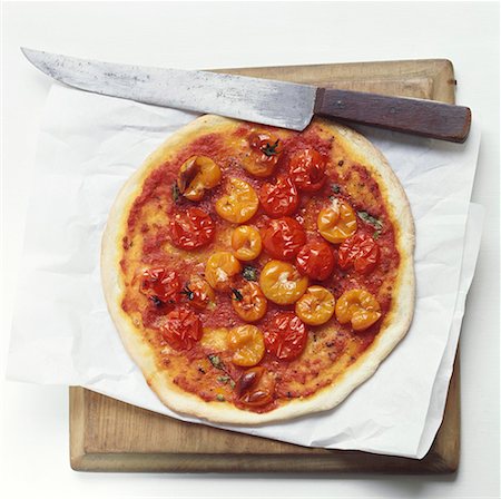 recipes paper - A tomato pizza (with cocktail tomatoes) Foto de stock - Sin royalties Premium, Código: 659-01850521