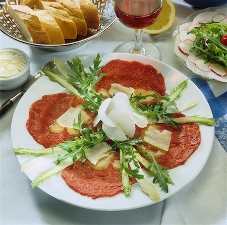 Beef carpaccio with asparagus and rocket Fotografie stock - Premium Royalty-Free, Codice: 659-01850576