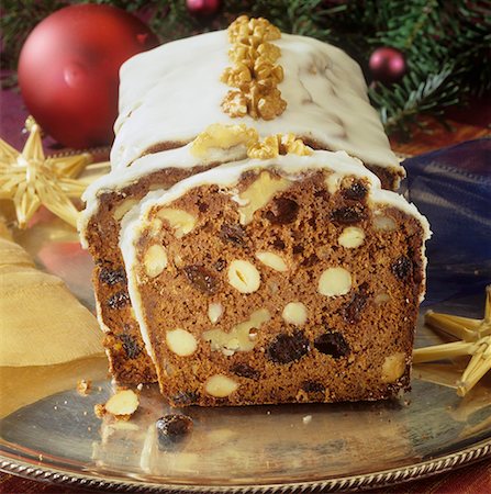 Honey cake with nuts and raisins Foto de stock - Sin royalties Premium, Código: 659-01850627