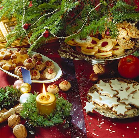 Assortiments de biscuits sur plaques sous l'arbre de Noël Photographie de stock - Premium Libres de Droits, Code: 659-01850685
