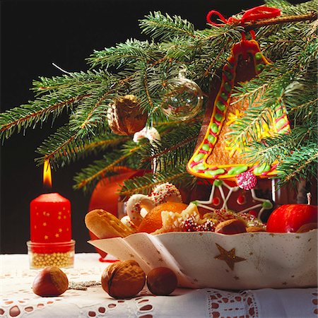 Plaque de biscuits, bougie, branche de sapin avec ornements d'arbre de Photographie de stock - Premium Libres de Droits, Code: 659-01850683