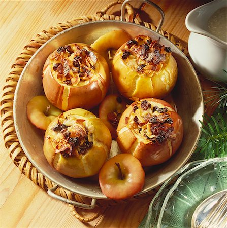 simsearch:659-07598026,k - Four baked apples with raisin and almond stuffing Foto de stock - Sin royalties Premium, Código: 659-01850711