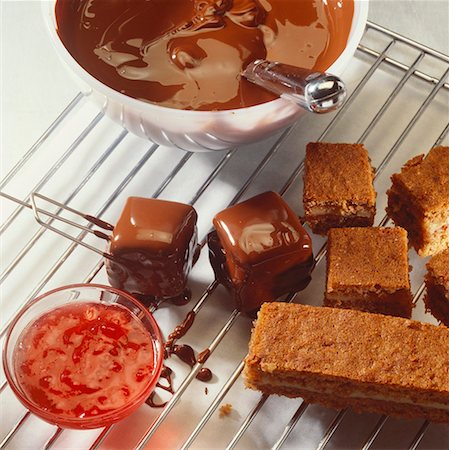 simsearch:659-07027126,k - Home-made chocolate squares on cooling rack Foto de stock - Sin royalties Premium, Código: 659-01850727