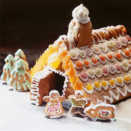 Gingerbread house and small gingerbread figures Fotografie stock - Premium Royalty-Free, Codice: 659-01850733