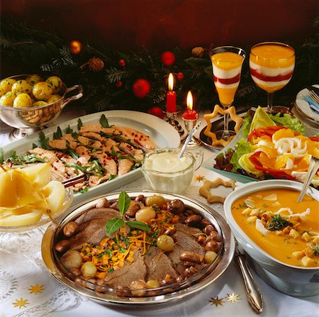 Buffet de Noël : rôti de bœuf, saumon, soupe etc. Photographie de stock - Premium Libres de Droits, Code: 659-01850756