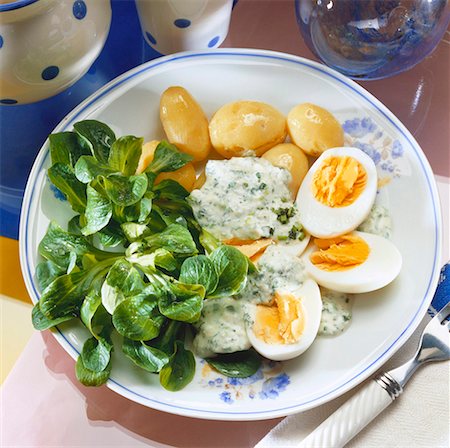 pochiert - Oeufs à la sauce aux herbes, pommes de terre et salade de maïs Photographie de stock - Premium Libres de Droits, Code: 659-01850778