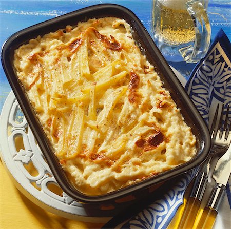 simsearch:659-06154400,k - Jansson's Temptation (Potato and anchovy dish, Sweden) Foto de stock - Sin royalties Premium, Código: 659-01850773