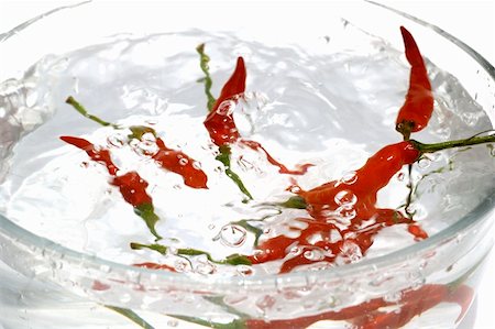 Piments (variété rouge thaïlandais) dans un bol d'eau Photographie de stock - Premium Libres de Droits, Code: 659-01850896