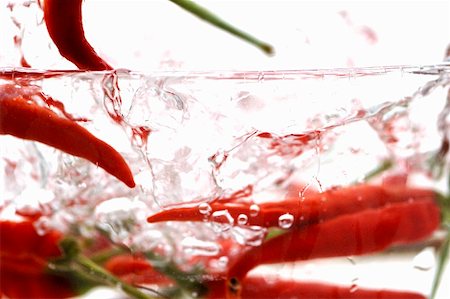 Piments (variété rouge thaïlandais) dans l'eau bouillonnante Photographie de stock - Premium Libres de Droits, Code: 659-01850897