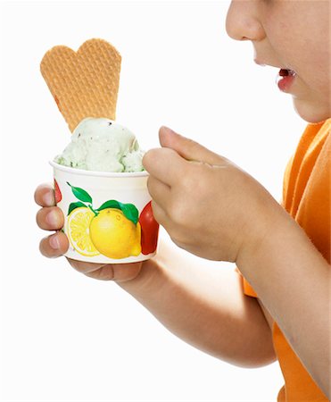 sundae - Small boy eating peppermint ice cream from a small tub Foto de stock - Sin royalties Premium, Código: 659-01850900