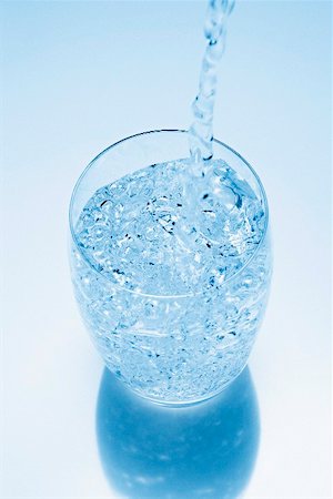 Water being poured into a glass Foto de stock - Sin royalties Premium, Código: 659-01850917