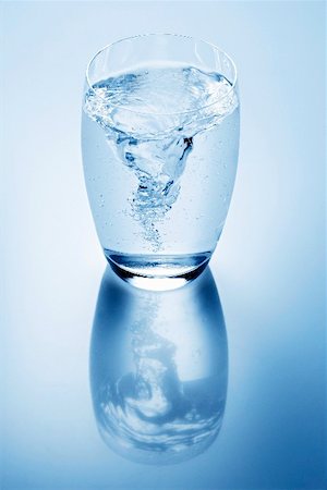 Swirling water in a glass Foto de stock - Sin royalties Premium, Código: 659-01850919