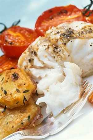 Halibut with fried potatoes and tomatoes Fotografie stock - Premium Royalty-Free, Codice: 659-01850921