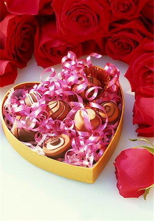 Chocolates in heart-shaped box, red roses Stock Photo - Premium Royalty-Free, Code: 659-01850923