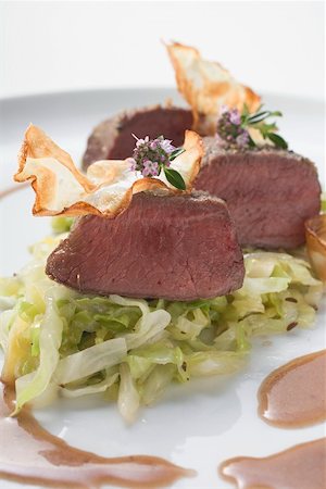 Roast venison fillet on white cabbage Foto de stock - Sin royalties Premium, Código: 659-01850953