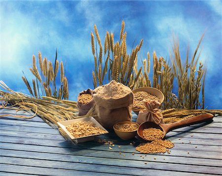 Still life with cereal grains, flour and cereal ears Foto de stock - Sin royalties Premium, Código: 659-01850972