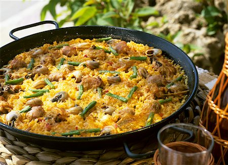 paella - Paella (rice dish) with meat, vegetables and snails Stock Photo - Premium Royalty-Free, Code: 659-01851156