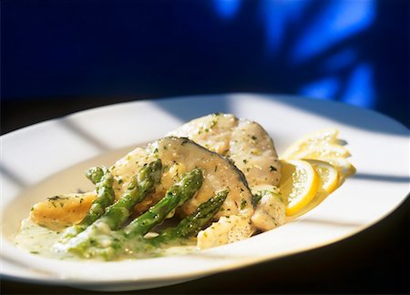 Merluza en salsa verde (Hake from the Basque region, Spain) Foto de stock - Sin royalties Premium, Código: 659-01851157