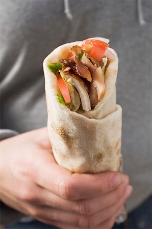 simsearch:659-01859599,k - Hand holding a döner wrap Foto de stock - Sin royalties Premium, Código: 659-01851207