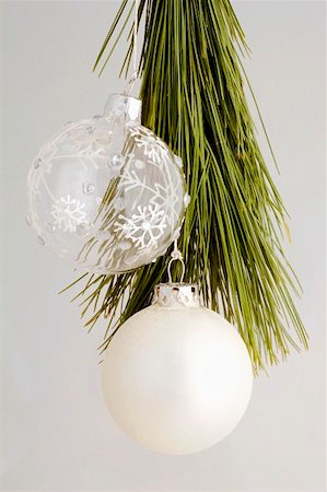 Deux boules de Noël sur la branche de pin Photographie de stock - Premium Libres de Droits, Code: 659-01851267