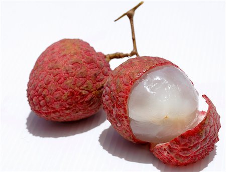 Deux litchis, un partiellement pelées Photographie de stock - Premium Libres de Droits, Code: 659-01851333