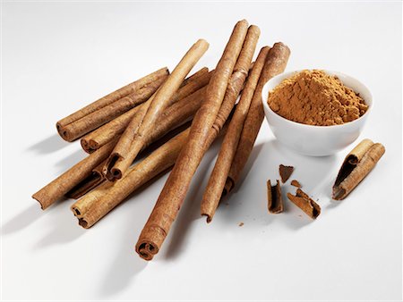 Cinnamon sticks and ground cinnamon Foto de stock - Sin royalties Premium, Código: 659-01851343