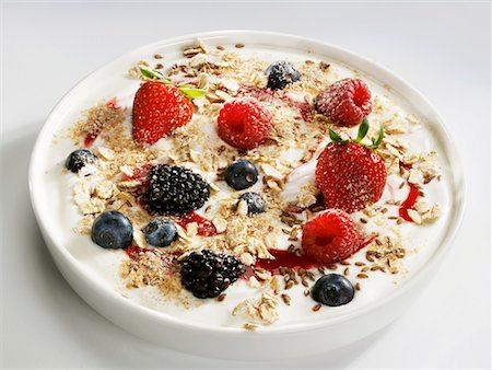 Yoghurt with berries, linseed, rolled oats and oat bran Stock Photo - Premium Royalty-Free, Code: 659-01851354