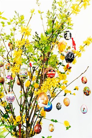 Easter eggs hanging on Easter branches Foto de stock - Sin royalties Premium, Código: 659-01851382