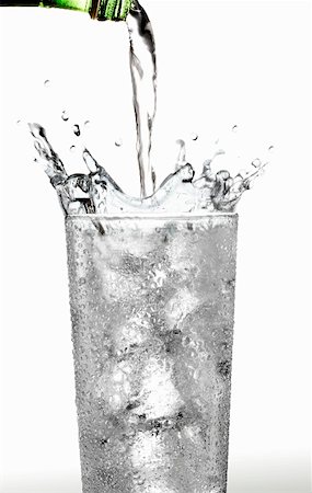 Pouring water into a glass Foto de stock - Sin royalties Premium, Código: 659-01851446