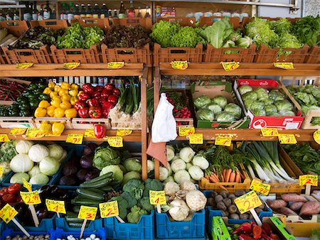 Légumes avec des prix dans des caisses Photographie de stock - Premium Libres de Droits, Code: 659-01851474